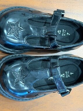 Black Patent Mary Jane Shoes w/ Star Detail – Girls Size 7